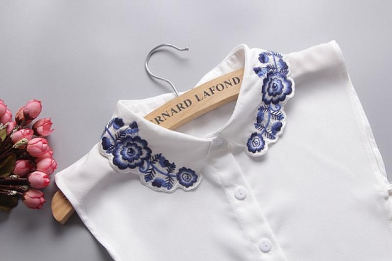 New hollow flower decorative collar base fake collar single layer wooden ear simple embroidered blue white porcelain Collier